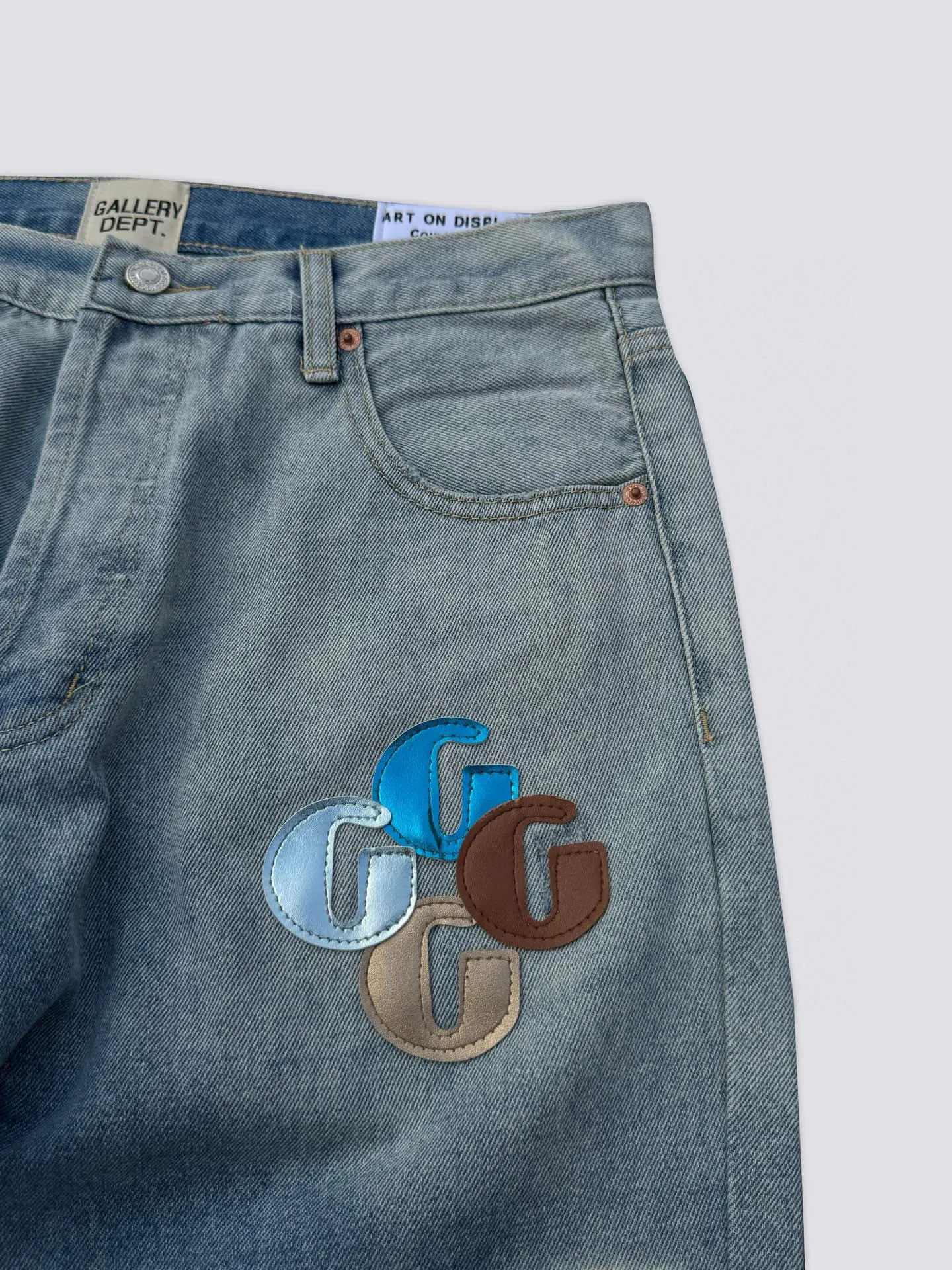 -Size upper body P240#G66 GALLERY DEPT. Denim spliced ​​with all-over printed leather ripped bell-bottoms, washed and distressed jeans. GALLERY is attracted by these bell-bottoms. Whether it is a reset of Carhartt or Levis, they all create a strong brand style. Since these pants are modified from rare vintage, the production capacity is limited. Therefore, after many icons wore them, these pants were once hard to find. Later, perhaps due to the improvement of GD's business in the past two years and the expansion of production lines, the brand itself lowered the price, so I can't wait any longer for these pants this year and will definitely buy them. During the process of the denim washing plant, the owner of the washing plant helped introduce a boss who had worked for Levi's foundry and started his own business. This also paved the way for the following styles. Therefore, Levi's remodeled single product for the base plate is really familiar. Whether it is the fabrics supplied or the lathes used in production, there is nothing to choose from. -Color: blue -Size: S-XXL (corresponding to 28-36)